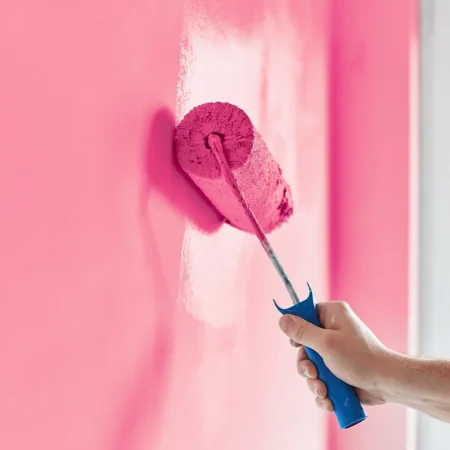 Male hand painting wall with paint roller. Painting apartment, r شركة بيتنا الحديث