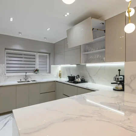 Luxury white modern marble kitchen in studio space شركة بيتنا الحديث