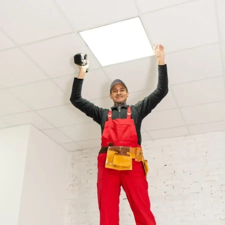 Ceiling installation with expert technicians In the room that is in the construction process. شركة بيتنا الحديث